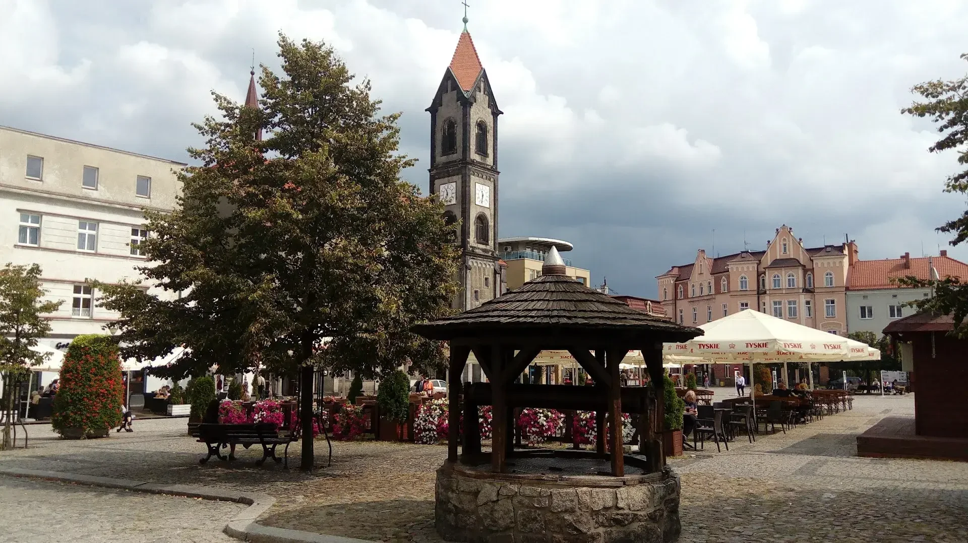 Rynek miejski z pergolą i kościołem